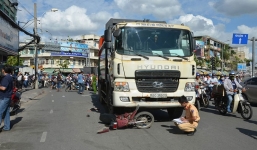 Xe chở rác kéo lê xe máy, 3 người nhập viện cấp cứu